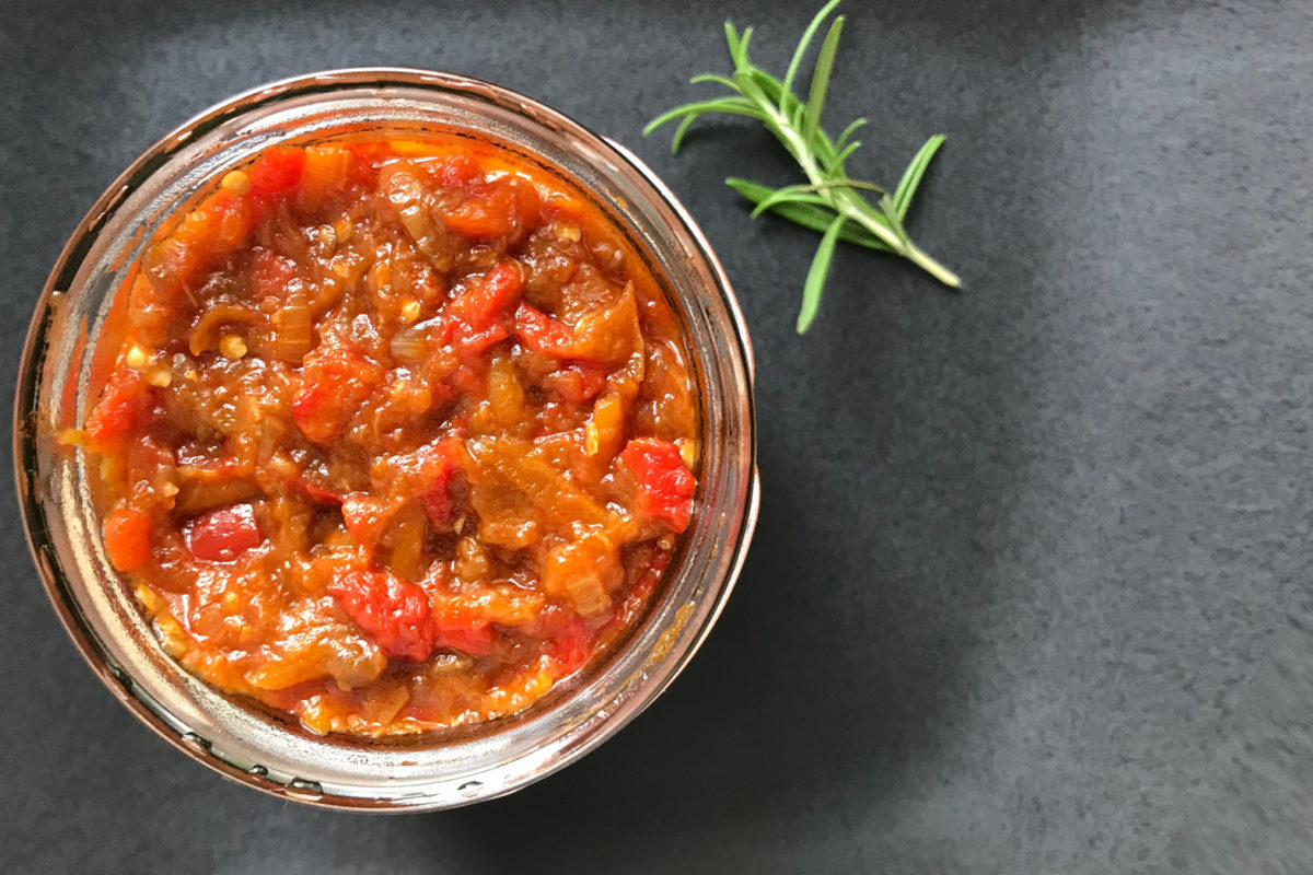 Foto von Glas mit Paprika-Auberginen-Brotaufstrich