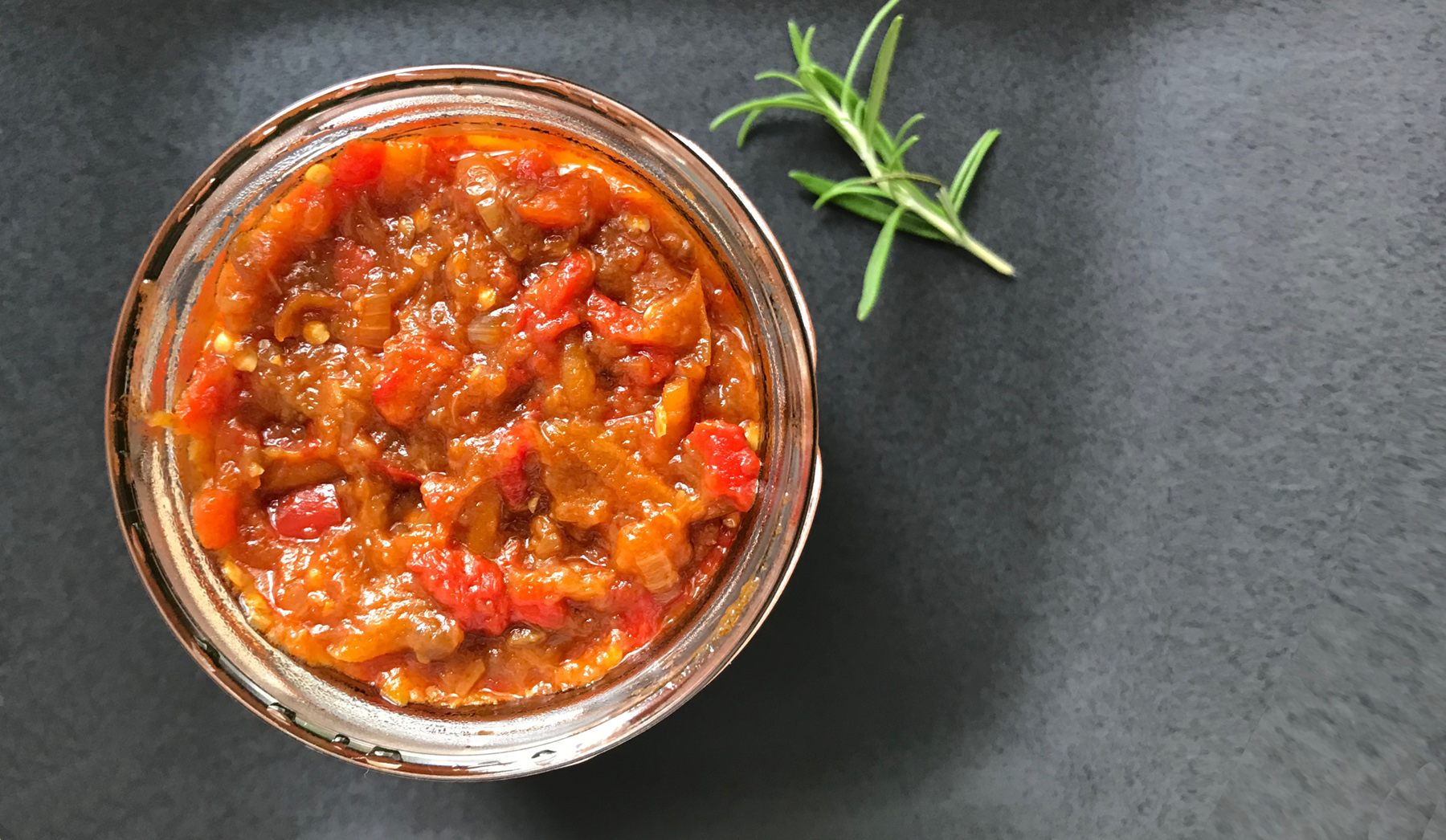 Foto von Glas mit Paprika-Auberginen-Brotaufstrich