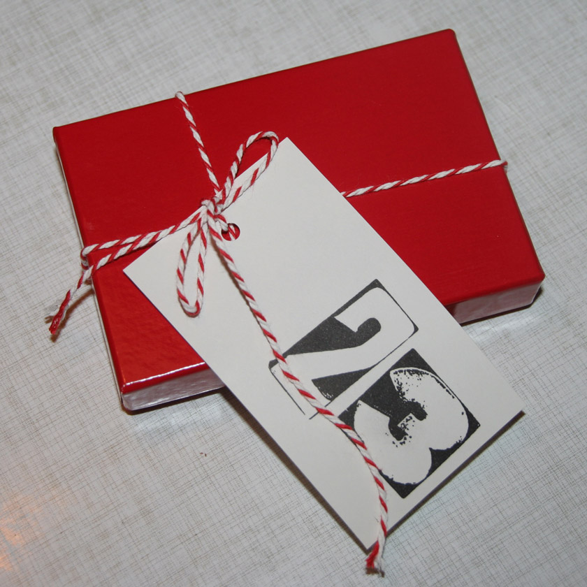 Foto von Adventskalender-Päckchen in roter Schachtel Zahl 23