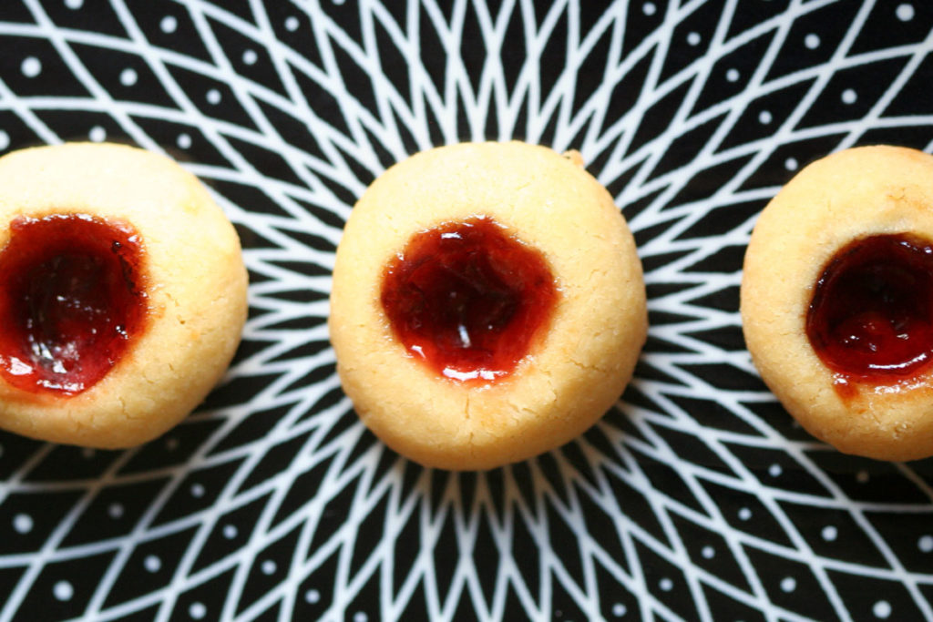 Foto von selbst gebackenen Weihnachtsplätzchen Husarenkrapfen