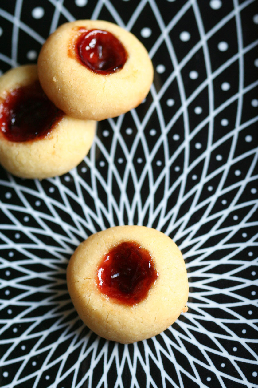 Foto von selbst gebackenen Weihnachtsplätzchen Husarenkrapfen