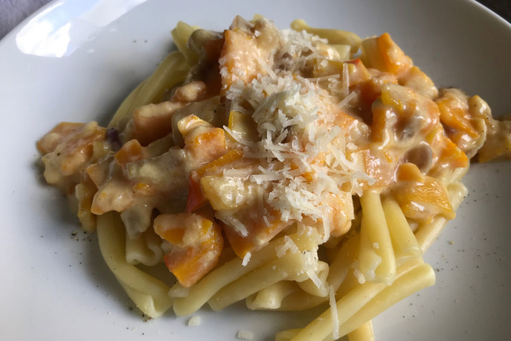 Foto von Nudeln mit Sauce aus Kürbis und Gorgonzola