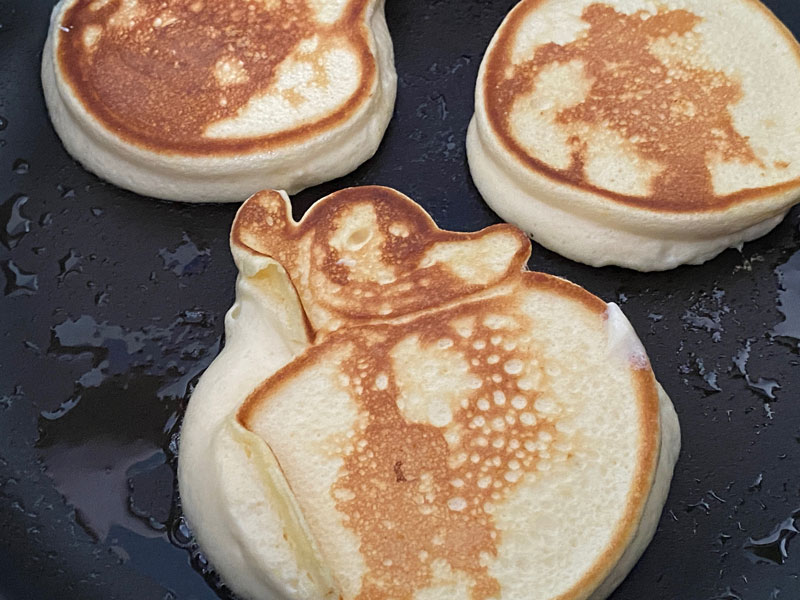 Pancakes braten in der Pfanne